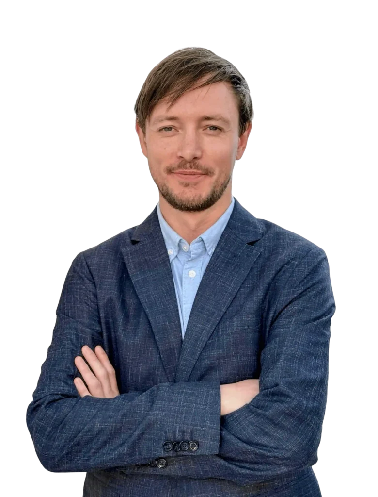 Markus Garth, AI Consultant, im blauen Sakko mit verschränkten Armen vor schwarzem Hintergrund – professionelles Business-Porträt